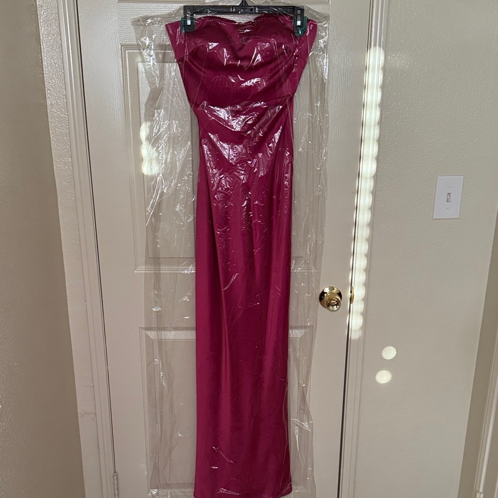 Elegant Strapless Magenta Gown - Picture 2 of 3